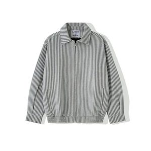 เสื้อแจ็คเก็ตบอมเบอร์ทรงวีคอ รุ่น TST 2131.1 สำหรับทุกเพศ สไตล์วินเทจ ผลิตจากผ้าไม่ถักทอ ระบายอากาศได้ดี เป็นมิตรกับสิ่งแวดล้อม ลายเรขาคณิต ดีไซน์เรียบง่าย เหมาะสำหรับใส่ในฤดูใบไม้ร่วง - Product Image 1