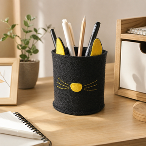 Portalápices de Fieltro con Cara de Gato Negro, Orejas Amarillas y Bigotes, Organizador de Escritorio Hecho a Mano para Oficina o Hogar - Product Image 1