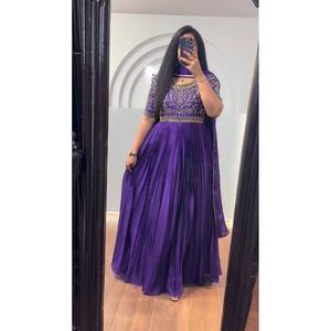 Robe de soirée XL avec fil et véritable miroir Travail élégant Dupatta complimentant le look - Product Image 1