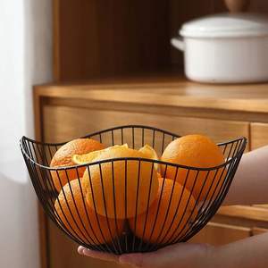 Corbeille à fruits en métal d'inspiration rustique et vintage pour la décoration de cuisine de style farmhouse, avec cadre ouvert et robuste - Product Image 6