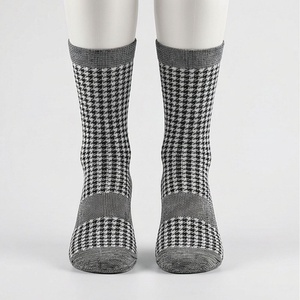 Chaussettes pour hommes, motif pied-de-poule, tricotées, respirantes, style classique, pour un usage quotidien en automne - Product Image 1