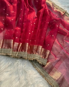Sari Banarasi de Seda Tejida India con Borde de Templo y Estampado de Polka, Sin Arrugas, de Secado Rápido, para Fiestas Tradicionales - Product Image 4