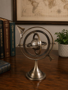 Sculpture d'astrolabe vintage avec anneaux célestes rotatifs, décoration de bureau nautique astronomique antique, cadeau - Product Image 1