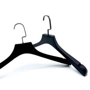 Perchas de Madera Modernas Negras de Buena Calidad para Hombre con Logotipo Personalizado para Tiendas de Ropa y Uso en Armarios - Perchas Resistentes - Product Image 3