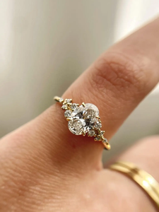 Elegante anillo ovalado con diamante redondo cultivado en laboratorio, certificado por IGI, color D E F, claridad VVS VS, engastado en oro, oro rosa, oro blanco. - Product Image 3