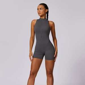 Conjunto de mono corto de yoga para mujer, de una pieza, con espalda descubierta, fruncido en la cintura, cremallera, suave y sólido, ropa deportiva para fitness y entrenamiento - Product Image 1
