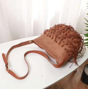 Abraza el estilo nómada y aventurero con este precioso bolso de hilo natural diseñado con borlas en cascada y hebilla ajustable. - Product Image 4