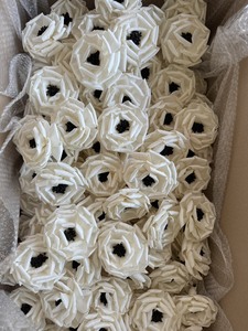 Flor de Madera Sola Artificial Decorativa VADEE, Rosa Hecha a Mano de 10cm, Blanca Premium, Sostenible, de Tailandia, Venta al Por Mayor - Product Image 4