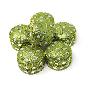 Caja de Metal Redonda Hecha a Mano con Cuentas de Laca Brillante y Diseño Floral de Piedras, Porta Pastillas Portátil - Product Image 4