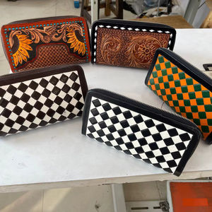 Cartera Larga de Cuero Genuino Occidental Hecha a Mano con Cremallera – Cartera Larga de Piel de Vacuno Grabada y Tejida para Hombres y Mujeres - Product Image 1