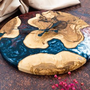 Reloj de pared de madera epoxi con resina de lava, diseño de marea escarlata, hecho a mano, con borde natural, efecto llama rústica y brasa roja - Product Image 3