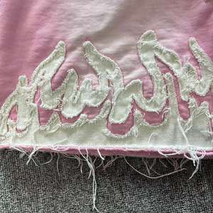 Nouvel Arrivage Short rose délavé à l'acide à bords bruts avec appliqué personnalisé, short à cordon de serrage, short en molleton oversize style hip-hop - Product Image 5