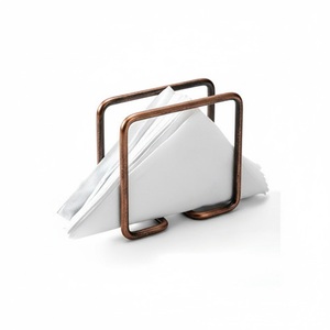 Porte-serviettes artisanal en métal, design triangulaire sur pied, support pour boîte à mouchoirs pour la décoration de la table à manger à la maison - Product Image 6