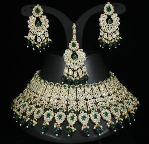 Grand ensemble de bijoux indiens Kundan pour mariée, collier ras-du-cou plaqué or lourd, Maang Tikka, boucles d'oreilles, zircon traditionnel pour mariage et fête - Product Image 2