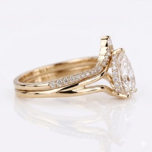 Ensemble de bagues de fiançailles en diamant de laboratoire poire de 2,45 carats, en or 14 carats, avec solitaire à tige fendue et alliance courbée, ensemble de bagues de mariée style tiara - Product Image 3