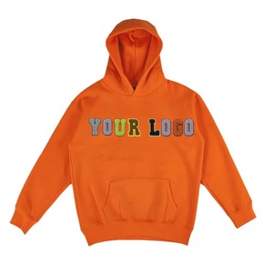 เสื้อฮู้ดผู้ชายสีส้ม พิมพ์ลายตัวอักษรโลโก้ที่หน้า มีกระเป๋าเสื้อ สวมใส่สบายๆ ในฤดูใบไม้ร่วง ทรงปกติ ผ้าถักเนื้อนุ่ม 100% ผ้าฝ้าย - Product Image 1