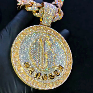 Pendentif Lettre Personnalisé Iced Out en Argent 925 Plaqué Or avec Moissanite Ronde Taille Brillant et Micro-Pavé, Bijou de Luxe - Product Image 1