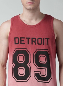 Camiseta sin mangas roja estampada para hombre, cuello redondo, informal, de algodón transpirable, con logo frontal tejido - Product Image 3