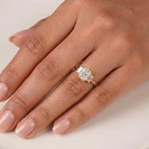 Anillo de Compromiso de Platino de Tres Piedras con Corte Radiante Cultivado en Laboratorio de Primera Calidad, Anillo de Boda con Tríptico de Diamantes Baguette, Joyería Nupcial - Product Image 2