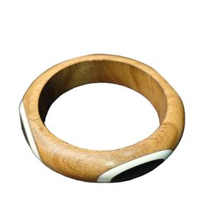 Brazalete de madera natural de estilo étnico con incrustaciones de resina ovalada en blanco y negro — Brazalete tribal geométrico, duradero y ecológico - Product Image 1