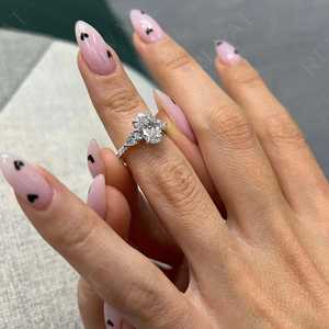 Anillo de Compromiso con Diamante Cultivado en Laboratorio de 2.5 Quilates, Corte Ovalado, Tres Piedras, Certificado IGI, Oro de 14K - Product Image 3