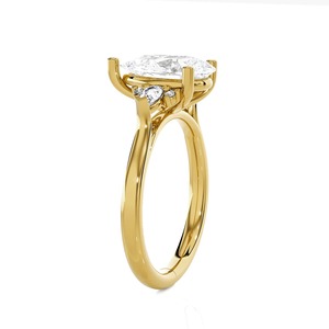 Anillo de compromiso de oro amarillo de 14 quilates con diamante de corte pera de 3 quilates y piedras laterales - Product Image 2
