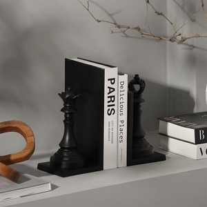 Ensemble d'entretoises à livres en aluminium moulé, design moderne, finition noire mate, motif d'échecs royaux (pièces d'échecs roi et reine), support décoratif pour livres. - Product Image 4