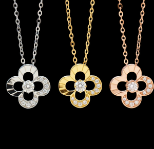 Colgante de Diamante con Forma de Flor de Primera Calidad, Chapado en Oro Rosa de 18K, Corte Brillante Redondo Solitario, Estilo Clásico Unisex - Product Image 1