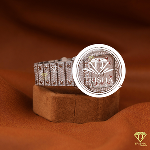 Reloj de Lujo con Diamantes Moissanite, Diseño de Esfera Cuadrada, Piedras Redondas Brillantes y Estilo Excepcional - Product Image 2