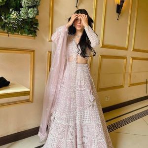 Lehenga Choli Rose en Resham Brodé, Longueur Ras du Sol, Séchage Rapide, en Tulle Papillon Doux, Tenue de Mariage et de Fête Indienne et Pakistanaise pour Femme - Product Image 4