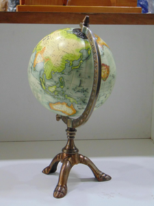 Globo terráqueo educativo de metal moderno con acabado en latón antiguo y mapa giratorio, pieza decorativa. - Product Image 3