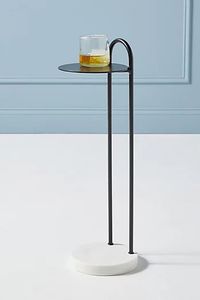 Mesa de Centro Delgada con Acabado Dorado y Tapa de Vidrio Cuadrada, Mueble de Diseño Contemporáneo que Ahorra Espacio para una Sala de Estar y Bar Elegantes - Product Image 3