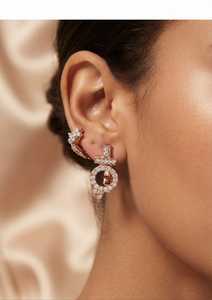 Boucles d'oreilles géométriques en or rose avec diamants, style halo, bijoux d'oreille tendance pour les fêtes et les mariages - Product Image 2