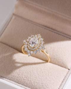 แหวนหมั้นเพชรโมอิสซาไนต์ทรงรีประณีต ดีไซน์รัศมีรูปพระอาทิตย์ ตัวเรือนทองคำขาว 14K ของขวัญวันครบรอบสุดพิเศษสำหรับเธอ - Product Image 2