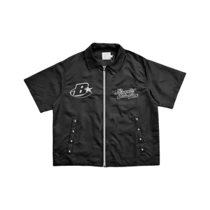 Ensemble deux pièces personnalisé pour homme 2026 – Survêtement en satin uni avec impression sérigraphiée, chemise à manches courtes zippée et short cargo - Product Image 5