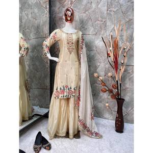 Salwar Kameez en soie de créateur pour les fêtes, composé d'un haut et d'un sharara avec dupatta - Product Image 3