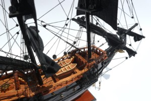 PERLA NEGRA |   MODELO PEQUEÑO 40 CM |   Barco Pirata de Madera Pintado a Mano, Arte Folclórico, Decoración Navideña, Colección para Amantes de las Películas - Product Image 6