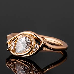 แหวนมอสซาไนต์ทรงลูกแพร์ 2 กะรัต ดีไซน์ลายเถาวัลย์ สำหรับผู้หญิง เงินแท้ 925 ชุบทอง เหมาะสำหรับเป็นของขวัญแทนคำมั่นสัญญาสำหรับคนรัก - Product Image 2