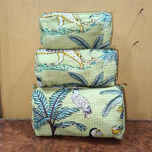 Grande trousse de maquillage portable en coton imprimé au bloc, matelassée, motif personnages tendance, pour l'été - Product Image 1