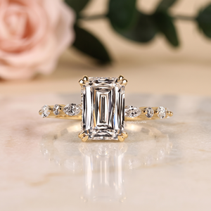 Bague taille émeraude avec pierres latérales baguette et rondes, bande en or, design géométrique à trois pierres, bijoux fins pour fiançailles et mariages, cadeaux - Product Image 1