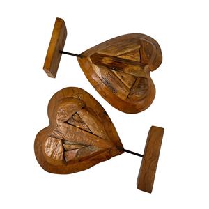 Une sculpture en bois en forme de cœur, fabriquée à la main, élégamment présentée sur une base minimaliste. Sculpté dans du bois naturel. - Product Image 2