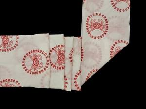 Tela de algodón blanca bordada con motivos marinos de cangrejo rojo, ideal para confección de vestidos, ligera y tejida, en oferta. - Product Image 5