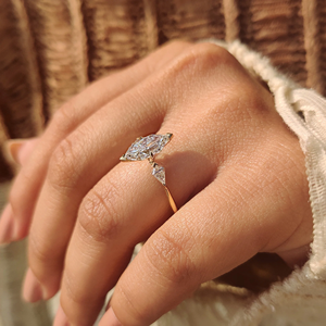 Elegante Anillo de Tres Diamantes con Corte Marquesa Holandesa y Corte Cometa, Oro 10k 14k 18k, Joyería Nupcial con Diamantes Cultivados en Laboratorio, Proveedor Mayorista en Línea - Product Image 2