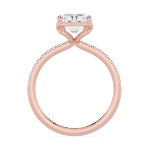 Bague de fiançailles opulente en or rose 10 carats avec un diamant de laboratoire taille radiant au centre et des pierres latérales rondes brillantes - Product Image 2