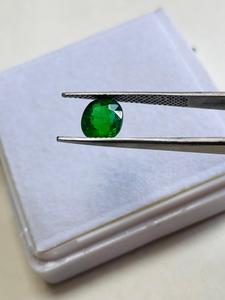 พลอยทซาโวไรต์ทรงคุชชั่น น้ำหนัก 2.55 กะรัต คุณภาพระดับ AAA พร้อมความเงางามระดับ AAA และสีเขียวสดใส ตัดและขัดเงาอย่างสมบูรณ์แบบ - Product Image 5