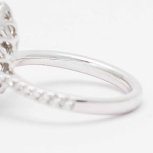 Elegante Anillo de Compromiso de Oro Blanco de 14K con un Clúster de Diamantes Cultivados en Laboratorio de Color Naranja Rosado en Forma de Pera de 1.65ct - Product Image 5