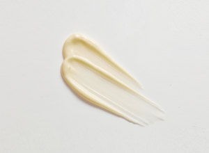 Crema Facial Antiarrugas y Reafirmante con Retinol 500 UI y Pantenol en Tubo, con Fórmula Densa para Elasticidad e Hidratación - Product Image 5