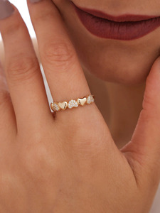 Bague empilable en or jaune avec grappe de diamants de laboratoire en forme de cœur - Product Image 3
