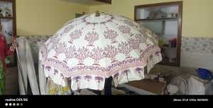 Parapluie traditionnel à motifs imprimés |   Parasol en coton à fleurs roses |   Accessoire de mariage bohème - Product Image 2