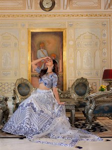 Robe de demoiselle d'honneur en organza brodée bleue, silhouette en A, jupe longue, manches courtes, haut court, style classique, couleur bonbon - Product Image 4
